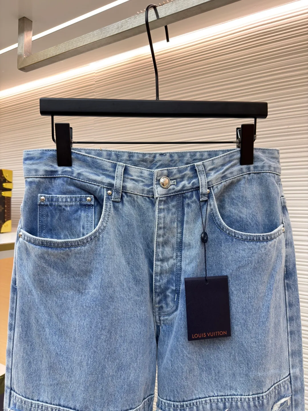 LOUIS VUITTON washed ripped jeans ●Authentic product: Purchased and developed at 17700 ●Item number: 1680603-B45 ●Material: pure cotton premium denim ●Technology: laser burning ●Version: fitted version ●Weight: about 885 grams ●Size: 30-32-34-36 ●Description: This destroyed detail is really cool. This washed denim truck elevates a classic silhouette with contrasting Monogram detailing front and rear, crafted with an edgy tear effect. This mid-season piece is effortlessly layered and can be worn with matching accessories for an on-trend look.